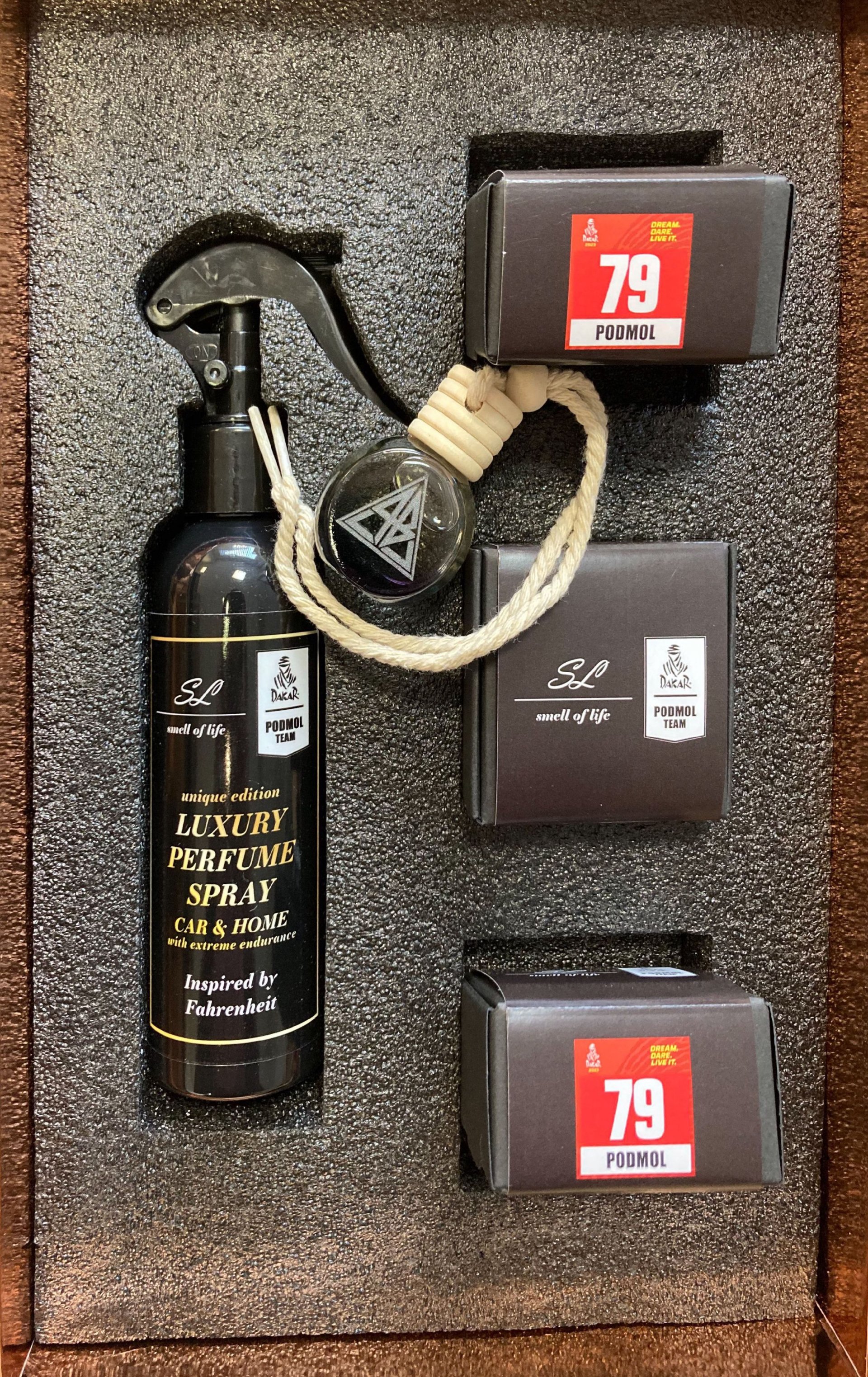 Produkt - Luxusní dárková kazeta s parfémy do bytu i do auta - 3 vůně do auta 10ml   rozprašovač 200ml Černá Fahrentheit 